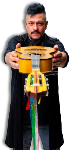 Gessé, vocal e cordas da banda Sempre Vira Samba